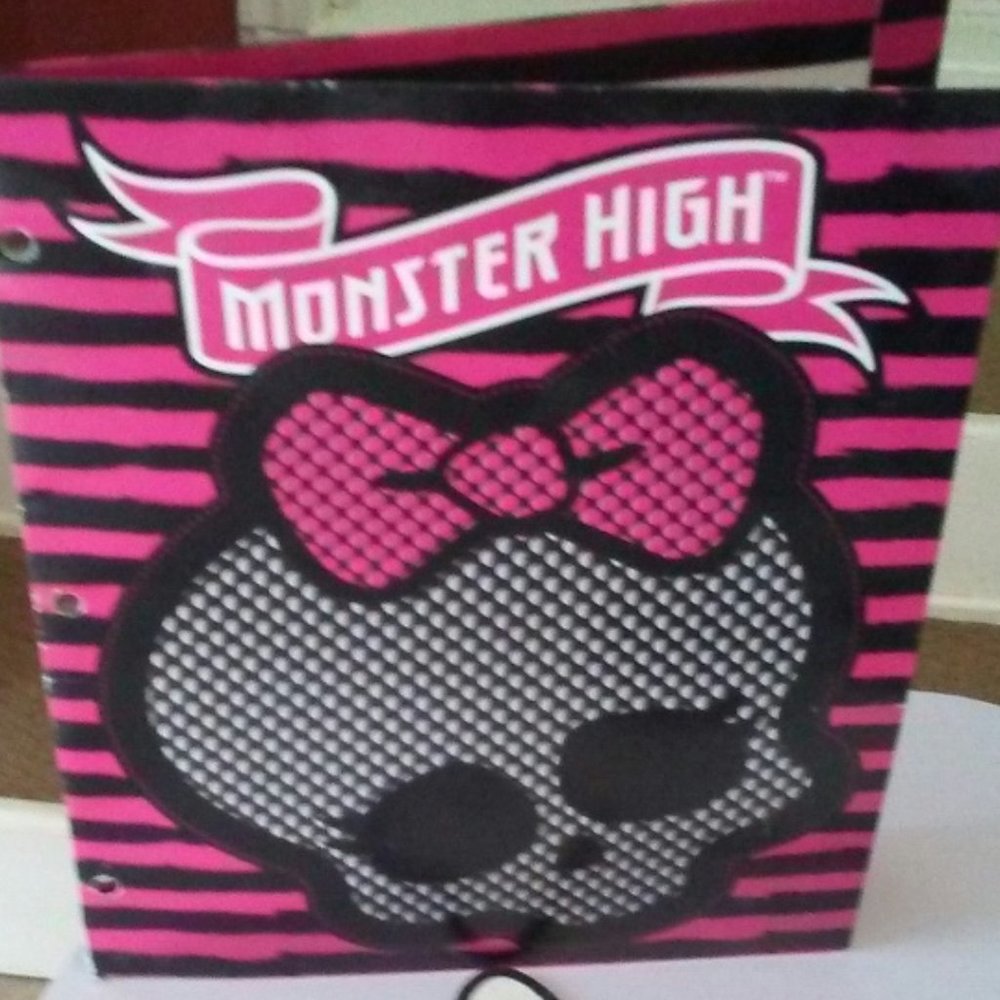 Monster High pocket folder, skull sign, stretch bracelet and pencil sharpener - Picture 3 of 9